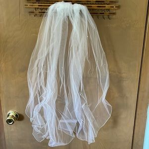 Simple wedding veil with rhinestones